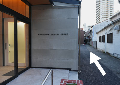 無料駐車場は向かって右の路地入ってすぐ